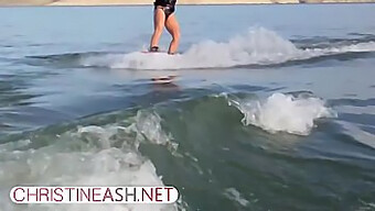 Milf Mit Großen Titten Waterskis In Sexy Outdoor-Porno-Video