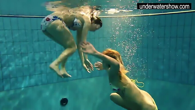 Se De Frække Teenagere Andrea Og Monica I En Hed Pool Scene!