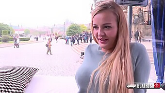 Eerste Keer Blonde Candy Alexa Geniet Van Openbare Sekservaring